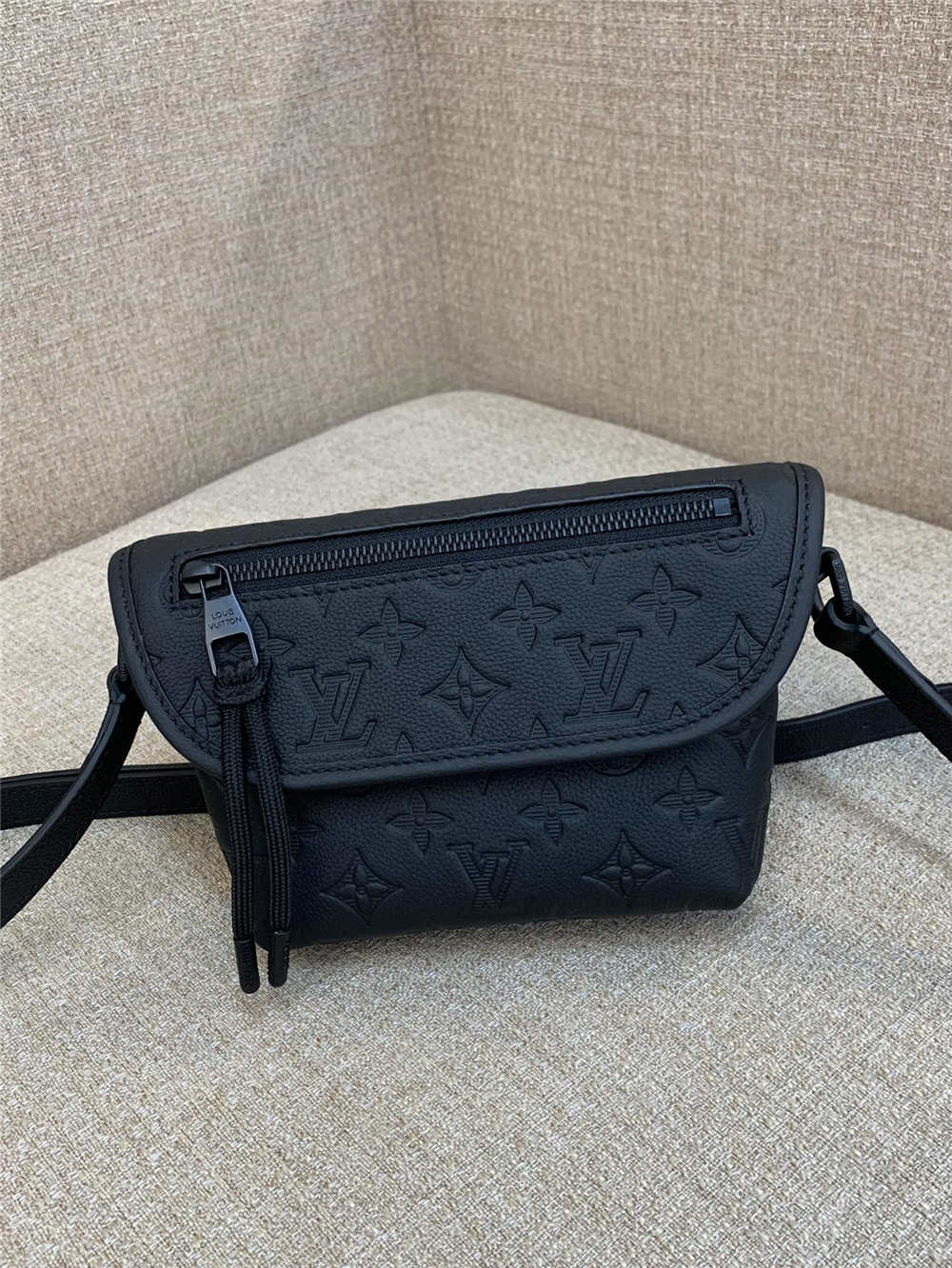 Louis Vuitton PULSE M12636  size：22.5x16x5cm 2025 new 